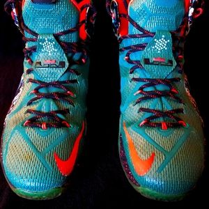 Lebron 12 Christmas Edition
